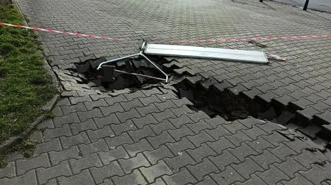 Karetka przyjechała do pacjenta, zapadł się pod nią chodnik