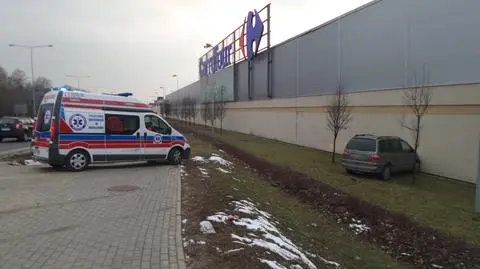 Wjechała w ścianę centrum handlowego. "Prawdopodobnie zasłabła" 