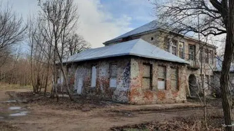 Wyglądał jak generalska willa, mieścił wojskowe archiwum. Budynkowi na terenie fortu nie grozi już rozbiórka