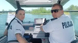 Officers Izabela Wierzbicka and Przemysław Jakubiak in their motorboat