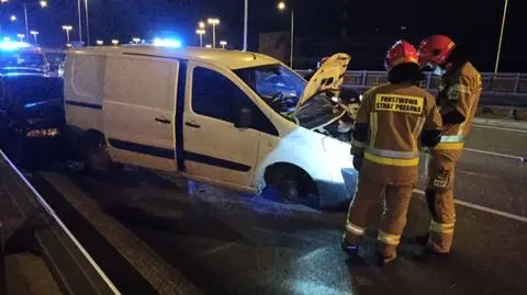 Zderzenie trzech aut na trasie S8. "Jeden z kierowców zmieniał koło"