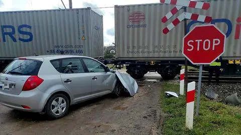 Wjechał autem pod pociąg towarowy. Policjantom tłumaczył, że "po prostu nie zauważył"