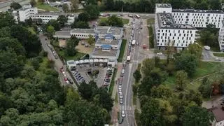 Sznur aut w kolejce do punktu badań drive-thru