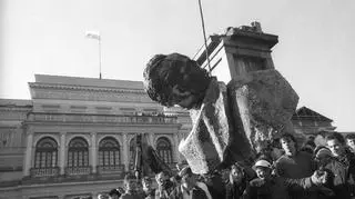 Demontaż pomnika F. Dzierżyńskiego na pl. Bankowym w Warszawie, 17.11.1989.
ELŻBIETA ORZANOWSKA/ EAST NEWS