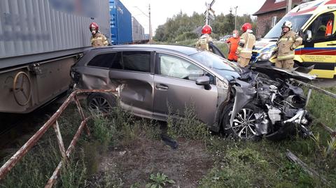 Wjechał autem na przejazd kolejowy i uderzył w pociąg. Maszynista: ludziom się spieszy