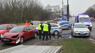 Wjechała citroenem w drogówkę