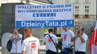 Manifestacja przed pałacem