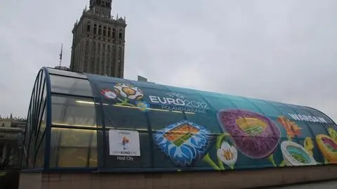 Warszawa wita płachtami
