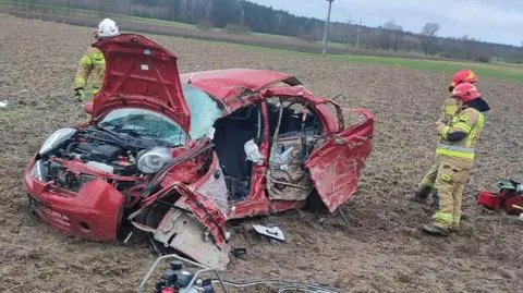 Zjechał z drogi i na polu uderzył w drzewo. Nie żyje 19-letni kierowca