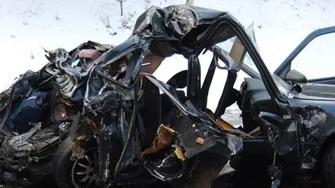 Wypadek pod Warszawą: zmiażdżone auto, pasażer nie żyje