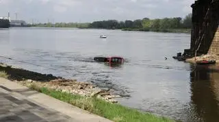 Wyciągają autobus z rzeki