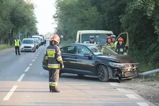 Samochód uderzył w latarnię na Płochocińskiej