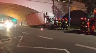 Auto dostawcze zaklinowało się pod wiaduktem