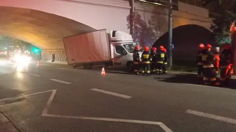 Bus zaklinował się pod wiaduktem