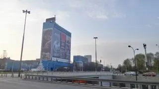 Elewacja "Riviery" zasłonięta płachtami reklamowymi