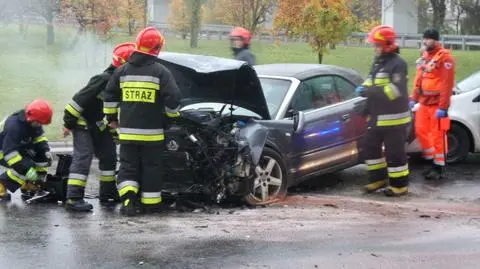 Kolizja pod mostem Łazienkowskim. Audi uderzyło w filar 