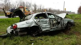 Samochód zjechał z drogi i uderzył w nasyp