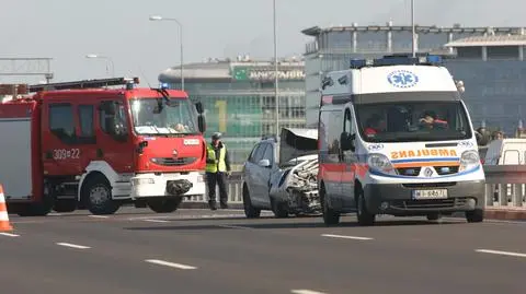 Wypadek na ekspresówce. Volkswagen wjechał w bariery