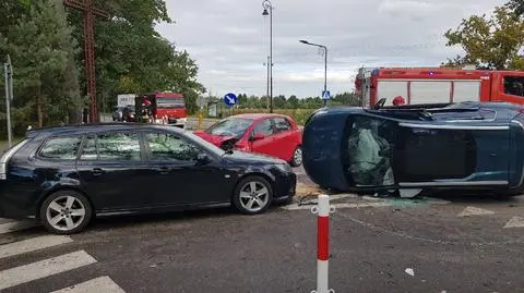 Zderzenie trzech aut, jedno na boku