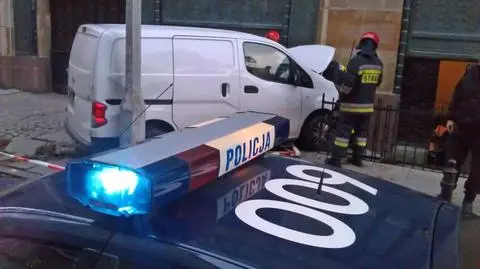 Ukradli nissana. Po chwili uderzyli w ścianę