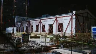 Przesuwanie budynku na terenie dawnej fabryki Norblina