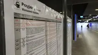 Kolejarze wymieniają wyświetlacze na dworcu Warszawa Gdańska