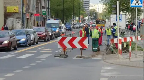 Ciepłownicy zwęzili Grzybowską, drogowcy zamkną Popularną