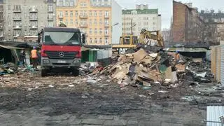 Prace rozbiórkowe na terenie bazaru