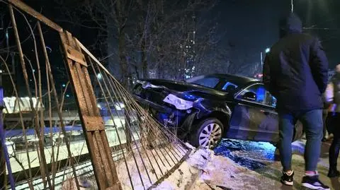 Aleje Jerozolimskie: pięć aut rozbitych, jedno na barierach 