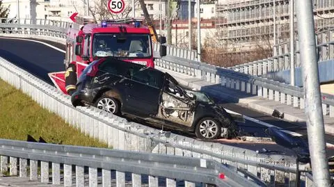 Auto dachowało na węźle Marynarska. Kierowca zginął