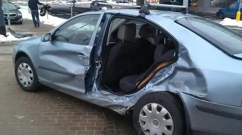 Tramwaj uderzył w skodę. Kierowca i dziecko w szpitalu