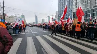 Przy rondzie Dmowskiego gromadzą się uczestnicy marszu