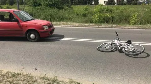 Potrącenie nastolatki przez samochód. "Przechodziła z rowerem"