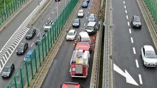 Bus uderzył w bariery na trasie Siekierkowskiej