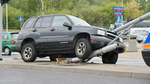 Terenówka ścięła latarnię przy Fieldorfa