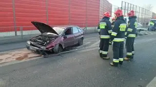 Opel wjechał w barierki przy Marsa