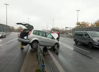 Samochód na barierach na trasie S8