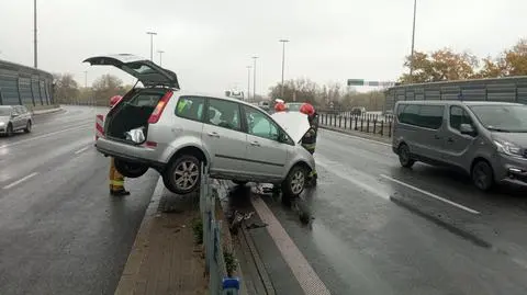 Samochód zawisł na barierach na trasie S8