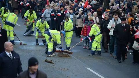 Marsz prezydencki musiał… omijać "ślady" po defiladzie