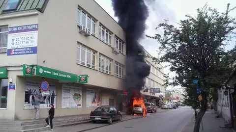 Pożar auta w Piasecznie. "Nic z niego nie zostało"