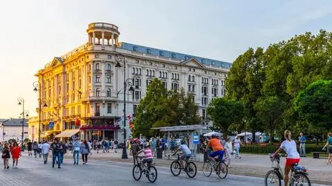 Od palmy do kolumny Zygmunta środkiem jezdni. Ratusz wydłuża weekendowy deptak