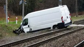 Zderzenie busa i pociągu w pobliżu Piotrkowic