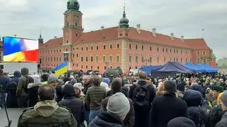 Oczekiwanie na przemówienie na placu Zamkowym 