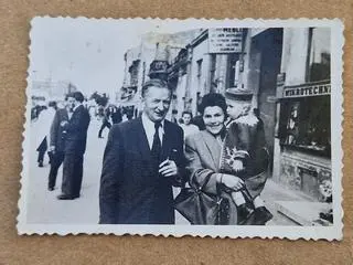 Jan i Janina Kierzkowscy z córką, zdjęcie zrobione po wojnie 