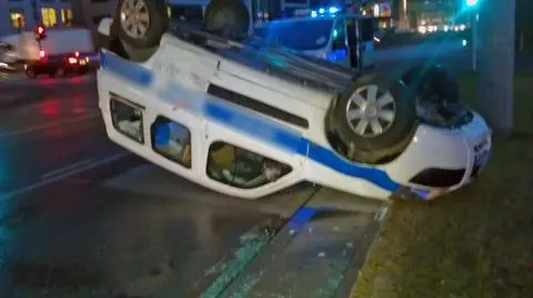 Citroen dachował w al. Wilanowskiej