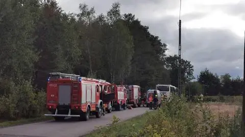 Wyszli zza zaparkowanych autobusów, potrącił ich samochód