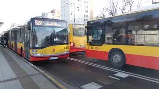 Linie zatrzymują się na przystanku na torowisku