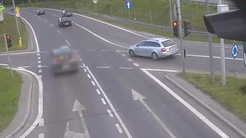 "Kierujący taksówką zignorował czerwone światło". Nagranie