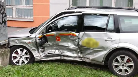 Rozbita taksówka: wypadek o świcie