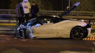 Ferrari uderzyło w bariery 